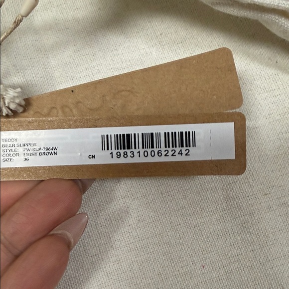 SKIMS Ivory Drawstring Pouch - Picture 9 of 9